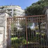Alle spalle del menhir si trova una recinzione metallica che nasconde i resti dell�ottocentesca Villa Marilena. In realt� dell�edificio � rimasto solamente il nome scritto ai lati del cancello in ferro battuto ormai arrugginito